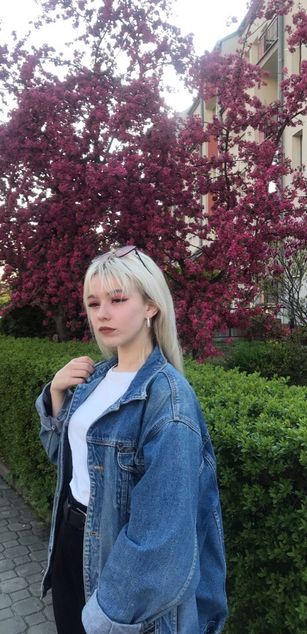 Model - Julia dancing