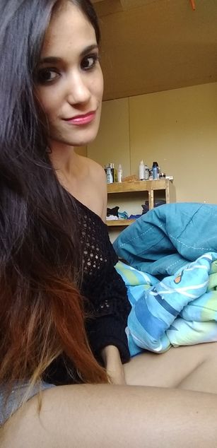 Model - Brenda Bez latina