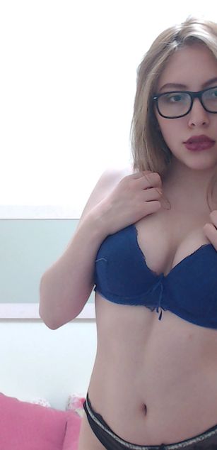 Model - AvrilWhite deepthroat