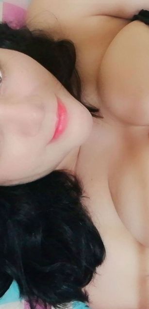 Model - Lucy curvy