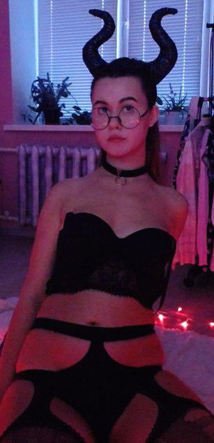 Model - Donttellurwife curvy