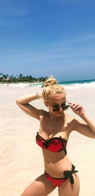 Model - AppleBrandy striptease