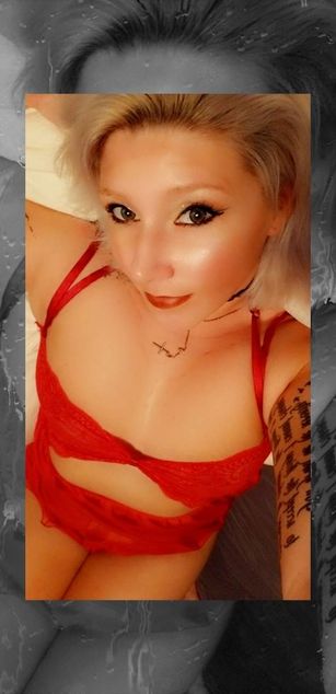 Model - LexxxyLoo bigtits