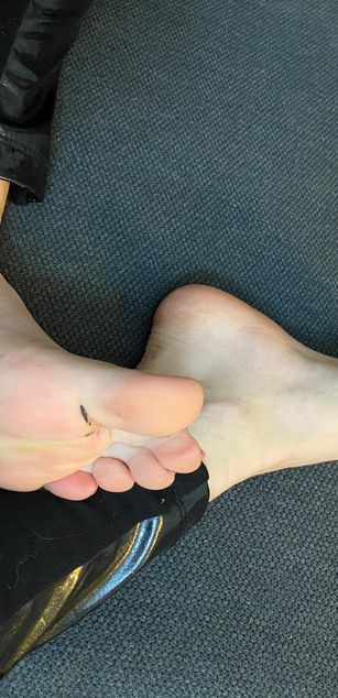 Model - MistressZoeyX legs