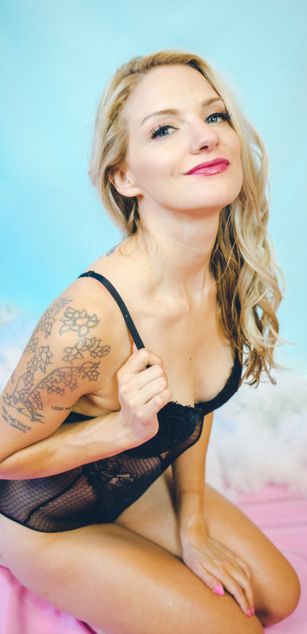 Model - Allie Awesome joi