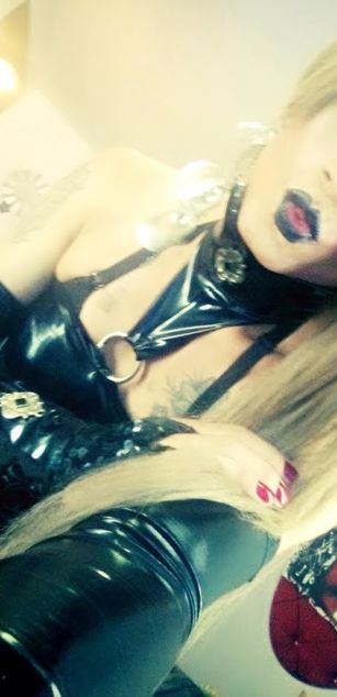 Model - satincartier latina