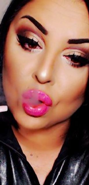 Model - Glossy Miss lips