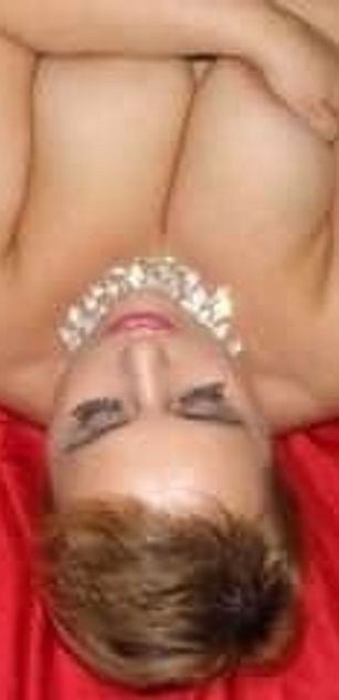 Model - ElisabethBeth27 shavedpussy