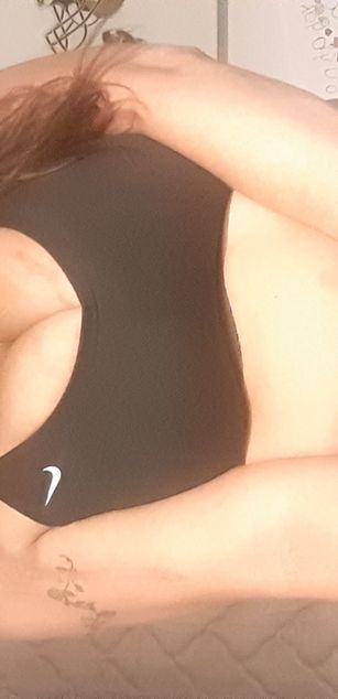 Model - Gia Costello curvy