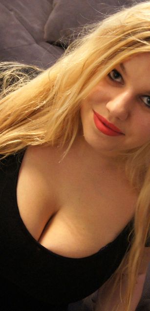 Model - LARISSA curvy