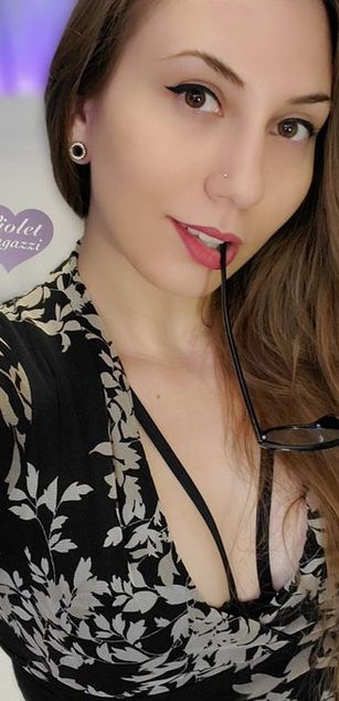 Model - VioletFugazzi striptease