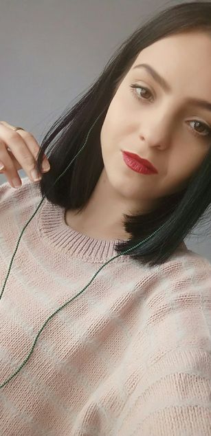 Model - Eugenia brunette