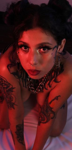 Model - ALICE WEIRD toys