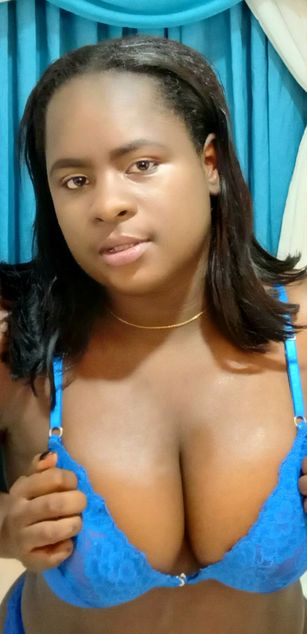 Model - Cocoa striptease