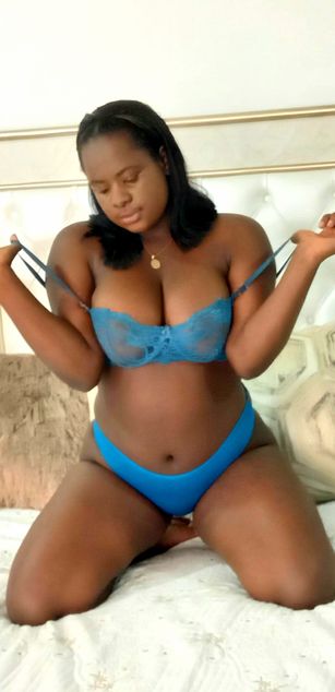 Model - Cocoa striptease