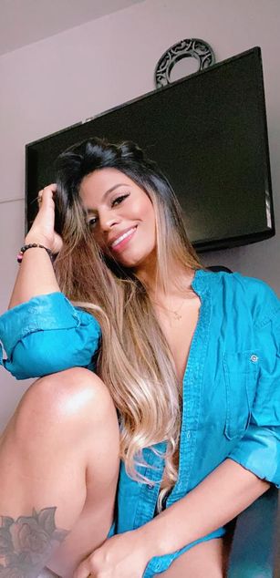 Model - July Correa deepthroat