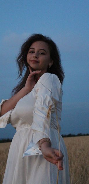 Model - Glamorous_Caramel play