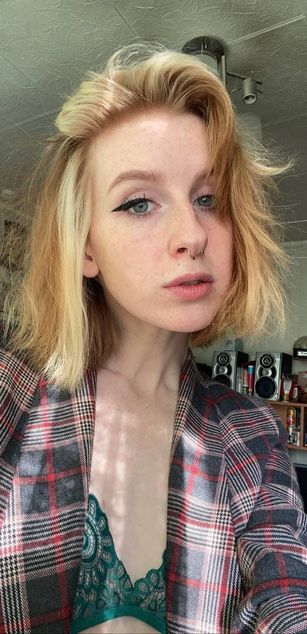 Model - LauraBiagiotti dildo