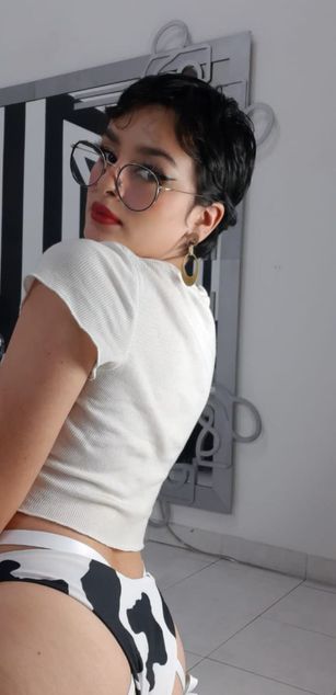 Model - Susane West deepthroat