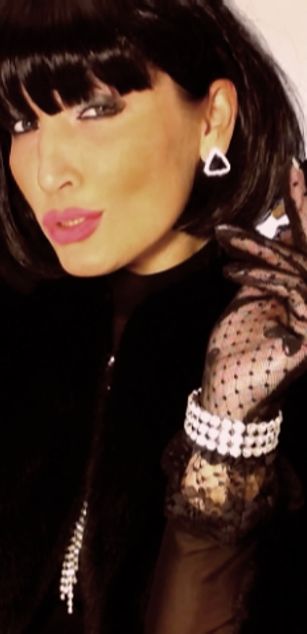 Model - Kym Sanders findom