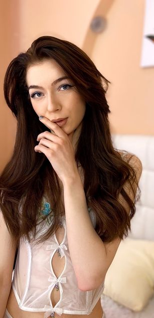 Model - EllieNash striptease