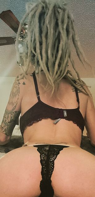 Model - SelenaMoon smoking