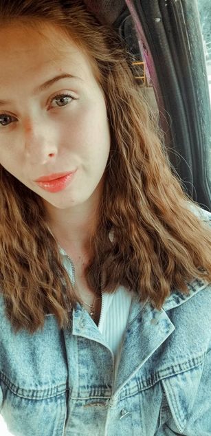 Model - Roxy fingering