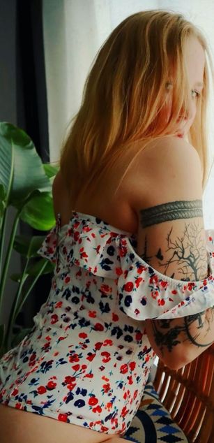 Model - Marie Hardon curvy