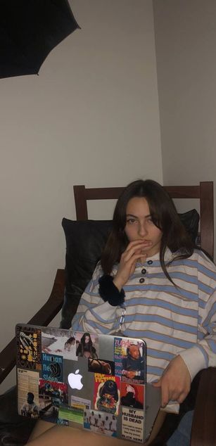 Model - Bella_Clapton dildo