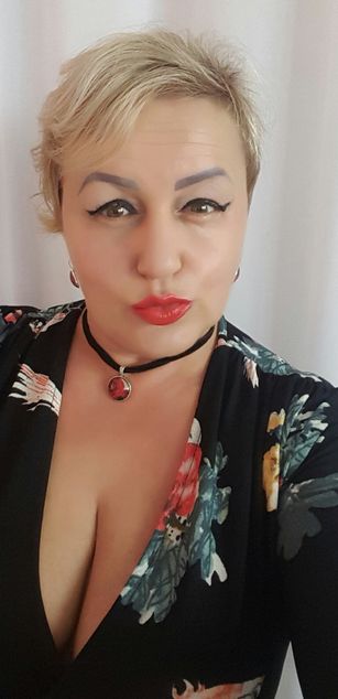 Model - ElisabethBeth27 shavedpussy