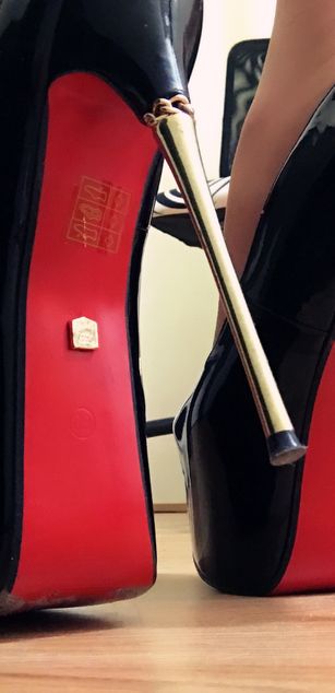 Model - M I S S   J O L I E heels