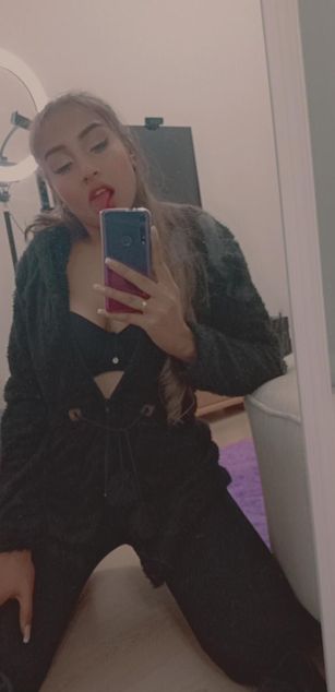 Model - Luna Evans blowjob