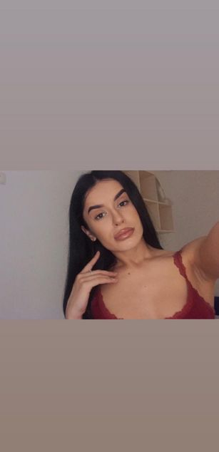 Model - VicktoriaSerene lips