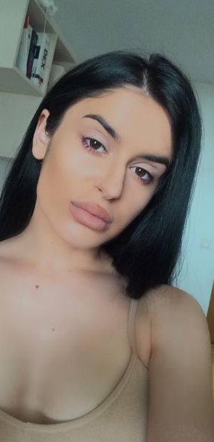 Model - VicktoriaSerene lips