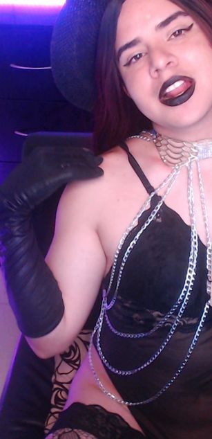 Model - Camila Carrington dominatrix