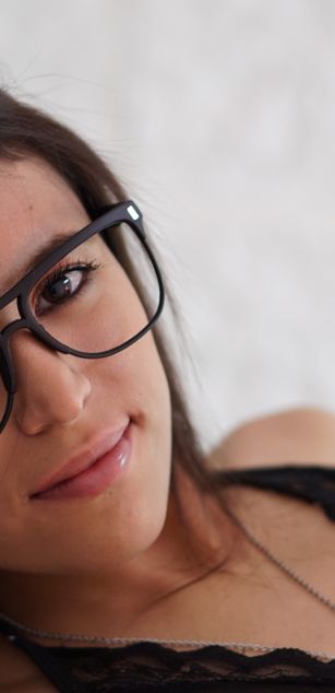 Model - Little Womaan bigass