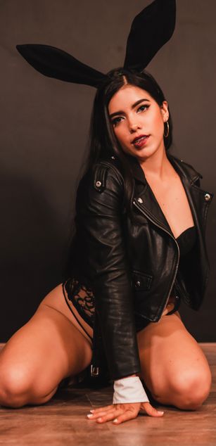 Model - Nina Montgomery striptease