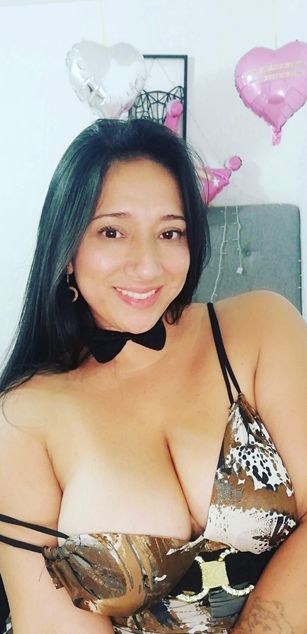 Model - emma amor bigtits