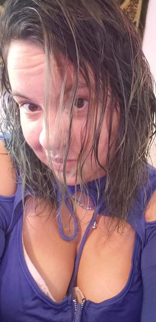 Model - Lisa Smith masturbation