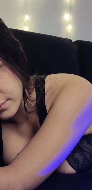 Model - VALENTINA MEDINA dildo