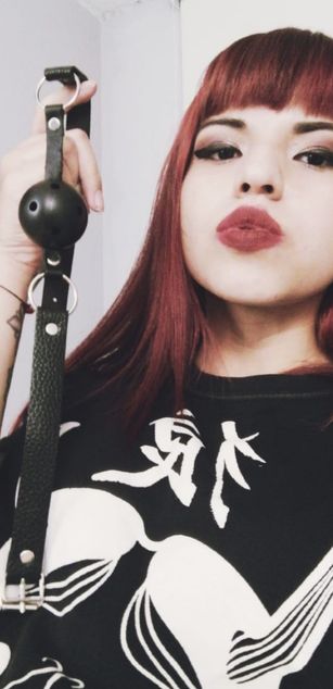 Model - FEET ADDICTION dominatrix