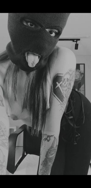 Model - FEET ADDICTION dominatrix