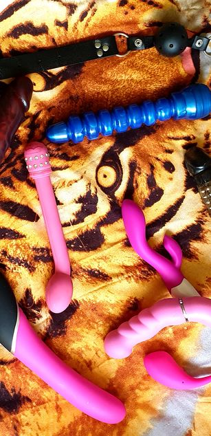 Model - NaughtyDivaMadeinHell squirt