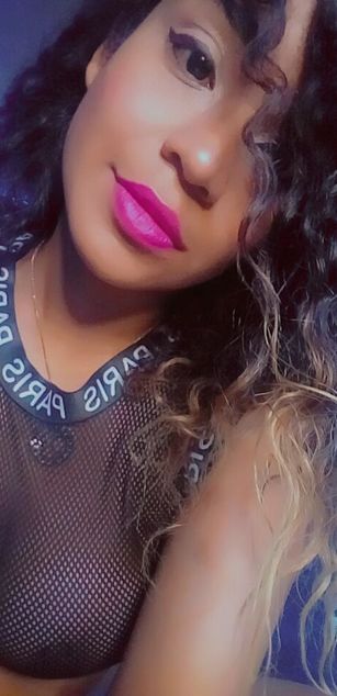 Model - nahomiii Tierna