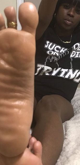 Model - Simone Savage feet