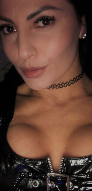 Model - Daria Nova brunette