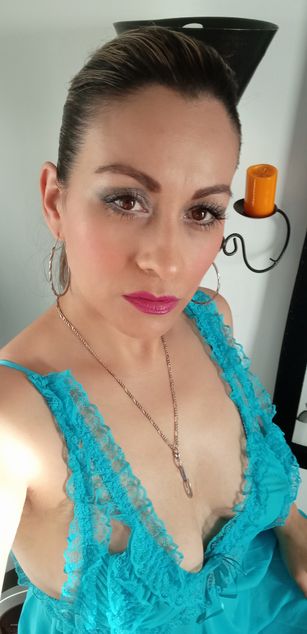 Model - violeta077 pies