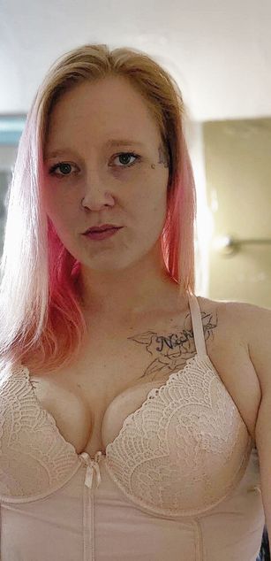 Model - cheeks4checks bigtits