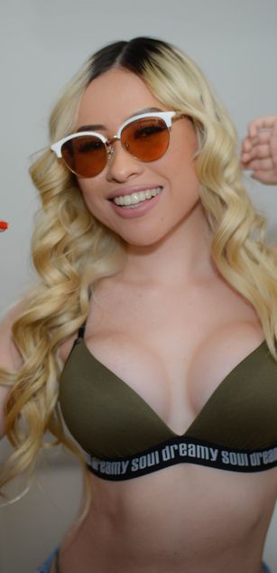 Model - Emily Hanz boobs