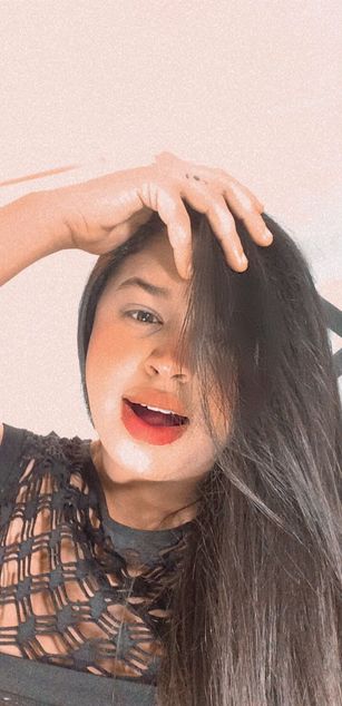 Model - Isa Brown fingering